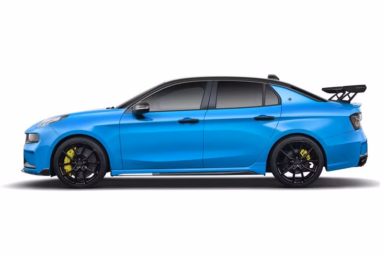 Phiên bản đặc biệt của Lynk &amp; Co 03+ được hoàn thiện trong tông xanh lục lam chủ đạo, kết hợp với các chi tiết sợi carbon và màu đen, cùng kẹp phanh màu vàng tạo sự tương phản tinh nghịch.