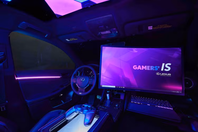 Cấu hình máy sử dụng CPU của hãng AMD cũng như card đồ họa GPU MSI Gaming GeForce. Toàn bộ đều đặt gọn trong cốp xe. Phiên bản độc đáo này còn có máy tạo sương mù và “ đèn laser RGB tự động”. Để chế tạo phiên bản dành cho streamer, Lexus đã làm việc với một streamer nổi tiếng trên Twitch tên là Fuslie.