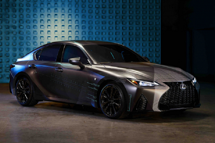 Những sửa đổi bắt đầu trong cabin với đèn LED RGB có thể tùy chỉnh trên trần Lexus Gamers’IS mới. Các tấm LED có khả năng trình chiếu nội dung lên cửa xe phía sau. Các streamer sẽ tận hưởng sự thoải mái đến từ chất liệu ghế da sang trọng tích hợp các dải đèn bắt mắt. Cửa sổ được thiết kế với hiệu ứng "làm tối thông minh" để giảm cường độ ánh sáng lọt vào cabin, giúp mang lại trải nghiệm chơi game tập trung nhất.