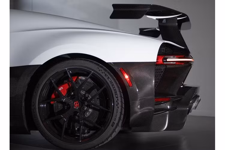 Có nhiều lựa chọn lốp khác nhau, bao gồm Pirelli Winter Sottozero 3 (mùa đông), Michelin Pilot Sport PAX (cả 4 mùa) và Michelin Pilot Sport Cup 2 XL (đường đua) - những bộ lốp mang đến cảm giác lái thoải mái nhưng vẫn giữ hiệu suất tốc độ cao - giá từ 182 triệu đồng. Nếu muốn một bộ lốp hỗ trợ tối đa cho việc chạy ở tốc độ cao thì khách có thể chọn lốp Michelin Pilot Sport Cup 2R TR giá 412 triệu đồng.