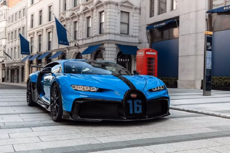 Được biết, đội dịch vụ toàn cầu của Bugatti chỉ gồm 10 người, tuy nhiên, khách hàng khắp thế giới có thể liên hệ với những kỹ thuật viên này 24/24, và siêu phẩm Chiron Pur Sport sẽ được kiểm tra bởi hệ thống đo từ xa trên xe, từ đó kỹ thuật viên sẽ biết được mọi vấn đề tiềm ẩn của chiếc xe để đưa ra cách giải quyết nếu xe có vấn đề gì.