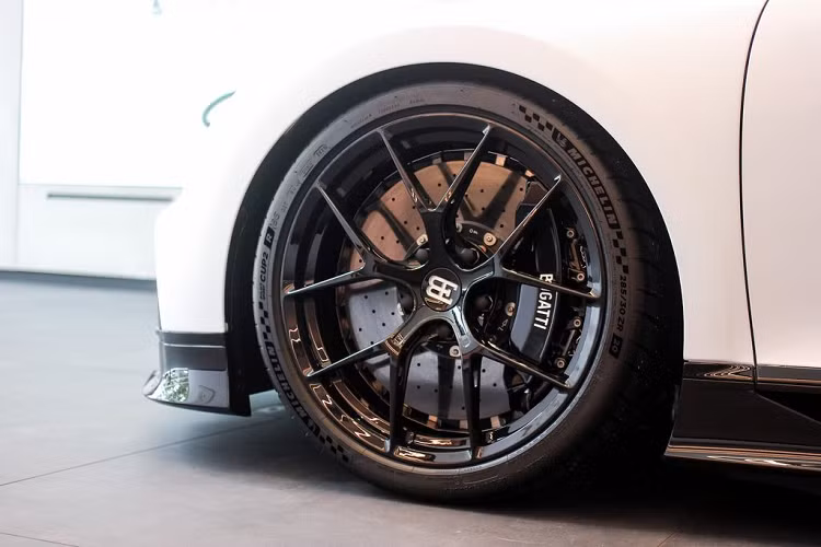 Khoảng thời gian bảo dưỡng tương tự cũng áp dụng cho các mâm xe (14 tháng hoặc 16.000 km) với chi phí 1,13 tỷ đồng, trong khi lốp cần được thay sau 16 - 18 tháng hoặc thời gian ngắn hơn nếu xe được lái thường xuyên.