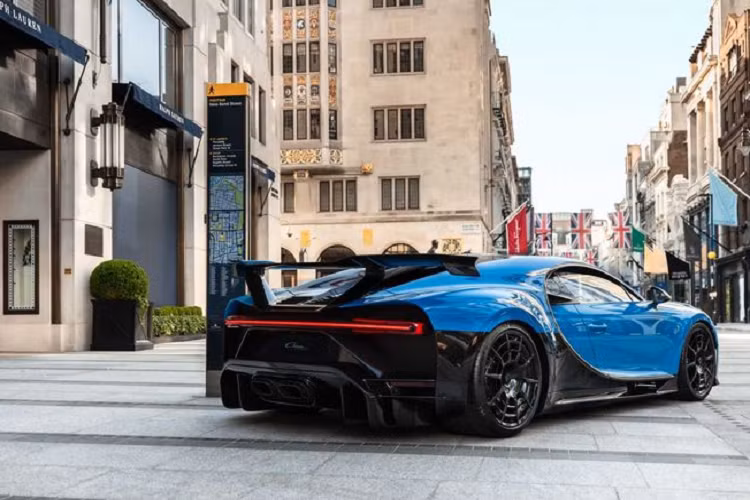 Các bộ phận có tuổi thọ cao hơn, từ 42 đến 48 tháng, bao gồm làm mát ống dẫn khí (500 triệu đồng), bộ tăng áp Garrett (592 triệu đồng), bình nhiên liệu (1 tỷ VNĐ), kính chắn gió (1,36 tỷ đồng), cần gạt nước (86 triệu đồng) cùng các điều chỉnh động cơ để đảm bảo hiệu suất tối ưu (651 triệu đồng) và sơn lại xe (1,25 tỷ đồng).