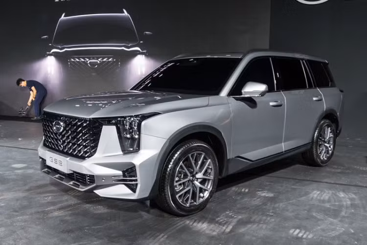 Vào hồi cuối tháng 7 năm nay, hãng GAC của Trung Quốc đã tung ra thế hệ thứ hai của mẫu xe Trumpchi GS8 tại thị trường nội địa. Sau hơn 2 tháng, mẫu SUV cỡ lớn này mới được công bố giá bán tại thị trường Trung Quốc. Theo đó, GAC Trumpchi GS8 2022 mới có tổng cộng 5 phiên bản với giá dao động từ 188.800 - 246.800 Nhân dân tệ (khoảng 661 - 864 triệu đồng).