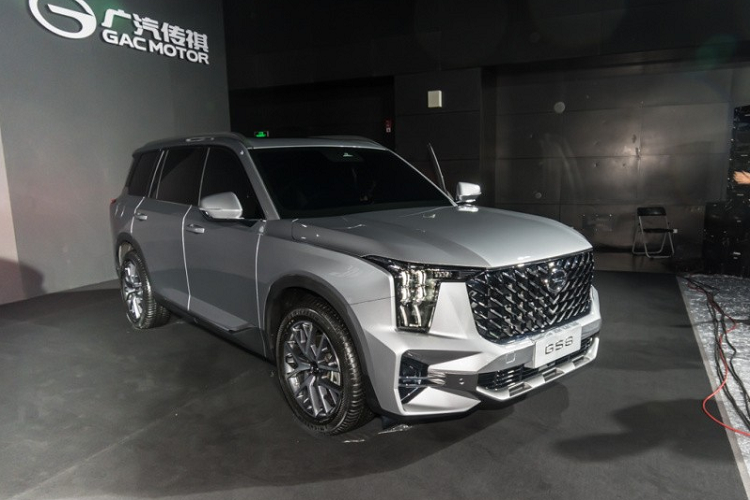 Bỏ ra số tiền trên, khách hàng Trung Quốc sẽ nhận về mẫu xe SUV GAC Trumpchi GS8 nội địa với thiết kế gợi liên tưởng đến xe sang Cadillac và dùng động cơ của Toyota. Ở thị trường Trung Quốc, mẫu xe này có 2 tùy chọn động cơ. Đầu tiên là động cơ xăng 4 xi-lanh, tăng áp, dung tích 2.0L, sản sinh công suất tối đa 251 mã lực và mô-men xoắn cực đại 400 Nm. Động cơ kết hợp với hộp số tự động 8 cấp.