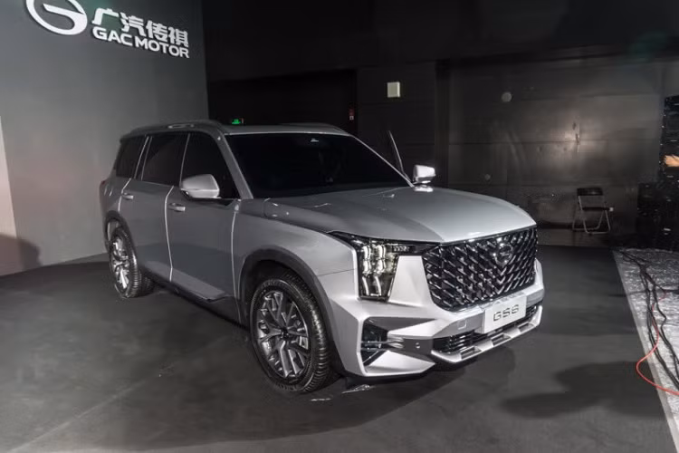 Bỏ ra số tiền trên, khách hàng Trung Quốc sẽ nhận về mẫu xe SUV GAC Trumpchi GS8 nội địa với thiết kế gợi liên tưởng đến xe sang Cadillac và dùng động cơ của Toyota. Ở thị trường Trung Quốc, mẫu xe này có 2 tùy chọn động cơ. Đầu tiên là động cơ xăng 4 xi-lanh, tăng áp, dung tích 2.0L, sản sinh công suất tối đa 251 mã lực và mô-men xoắn cực đại 400 Nm. Động cơ kết hợp với hộp số tự động 8 cấp.