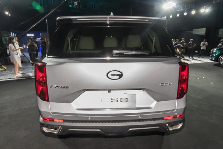 Dù ở phiên bản thường hay hybrid, GAC Trumpchi GS8 2022 giá rẻ đều được phát triển dựa trên cơ sở gầm bệ GPMA. Xe sở hữu kích thước khá lớn, bao gồm chiều dài 4.980 mm, chiều rộng 1.950 mm, chiều cao 1.780 mm và chiều dài cơ sở 2.920 mm. So với thế hệ cũ, chiều dài cơ sở của xe tăng đến 120 mm.