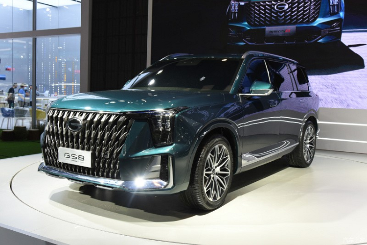 Nội thất của xe được thiết kế theo phong cách đơn giản, đi kèm bảng đồng hồ kỹ thuật số với màn hình LCD 12,3 inch và màn hình thông tin giải trí dạng cảm ứng 14,6 inch.