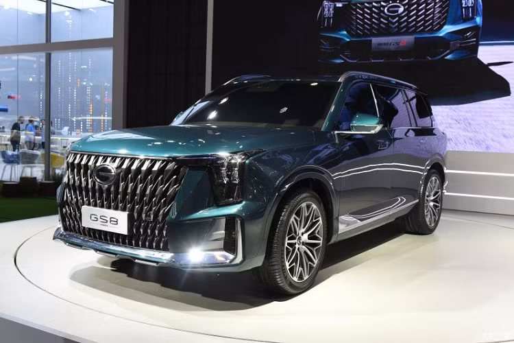 Nội thất của xe được thiết kế theo phong cách đơn giản, đi kèm bảng đồng hồ kỹ thuật số với màn hình LCD 12,3 inch và màn hình thông tin giải trí dạng cảm ứng 14,6 inch.