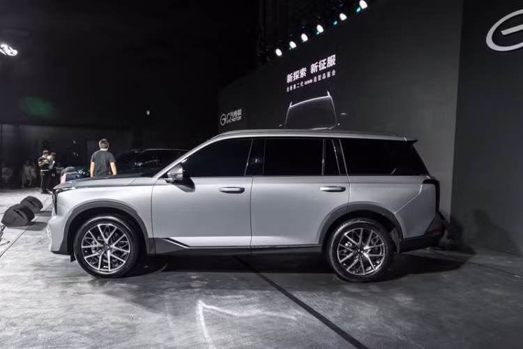 Phần lớn các tính năng của xe đều có thể điều khiển qua màn hình trung tâm này. Thêm vào đó là màn hình hiển thị thông tin kính lái với công nghệ thực tế ảo AR-HUD mới. Khi có mặt trên thị trường, GAC Trumpchi GS8 2022 sẽ trở thành đối thủ đáng gờm của Ford Explorer, Hyundai Palisade hay Volkswagen Talagon.