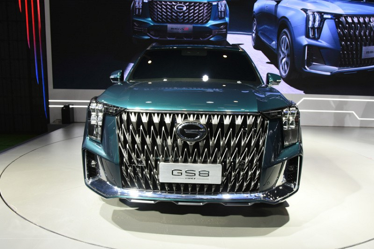 Bên ngoài, GAC Trumpchi GS8 2022 mang trên mình thiết kế được đánh giá là giống xe Cadillac, ví dụ như mẫu SUV hạng sang XT4. Cụ thể, mẫu SUV Trung Quốc này được trang bị lưới tản nhiệt cỡ lớn, đi kèm mắt lưới mạ crôm như những dấu gạch chéo tạo thành hình chữ "V", cụm đèn pha Matrix LED kéo dài xuống cản trước, lấy cảm hứng từ động cơ đẩy của tên lửa, dải đèn LED định vị ban ngày mới và cản trước thể thao hơn.