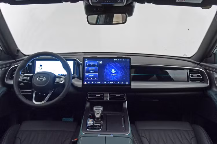 Vòng ra đằng sau, chúng ta sẽ thấy cụm đèn hậu cỡ lớn nằm dọc với tạo hình 2 chữ "H" bên trong, cửa cốp gọn gàng thiết kế gọn gàng, chắn bùn mượt mà và 2 ống xả cỡ lớn.