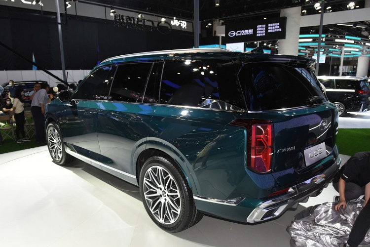 Trong khi đó, bên sườn xe, GAC Trumpchi GS8 2022 đi kèm cửa sổ cỡ lớn, các cột màu đen, mang đến hiệu ứng "nóc lơ lửng" và tay nắm cửa có thể bật ra khỏi thân xe. Ở bản cao cấp, mẫu SUV cỡ lớn này dùng bộ vành có đường kính lớn nhất lên đến 21 inch, nằm trong lốp Michelin PS4 SUV với kích thước 265/45 R21. Trong khi đó, các bản khác dùng la-zăng có đường kính 19 inch và 20 inch.