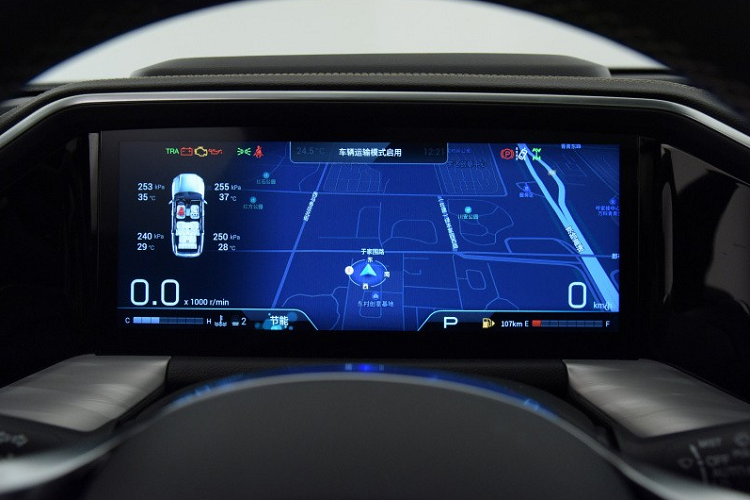 Riêng GAC Trumpchi GS8 Hybrid 2022 sẽ được trang bị lưới tản nhiệt cỡ lớn hơn, kéo dài đến hết cản trước, và đi kèm mắt lưới "mắt rồng". Tương tự như vậy, hốc đèn sương mù trước của phiên bản hybrid cũng khác so với bản thường. Đằng sau, phiên bản hybrid được bổ sung nẹp mạ crôm nối với 2 ống xả vốn không có ở bản thường.