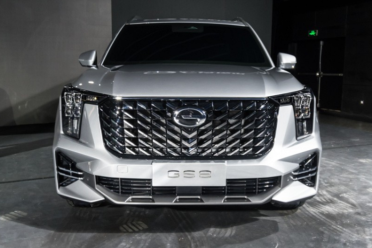 Thứ hai là hệ truyền động hybrid THS thế hệ thứ 4 do hãng Toyota sản xuất. Hệ truyền động này dùng máy xăng 4 xi-lanh, dung tích 2.0L, tạo ra công suất tối đa 190 mã lực và mô-men xoắn cực đại 320 Nm. Trong khi đó, mô-tơ điện nằm trên cầu trước có công suất tối đa 179 mã lực và mô-men xoắn cực đại 270 Nm. Hai con số tương ứng của mô-tơ điện trên cầu sau là 53 mã lực và 121 Nm. Theo hãng GAC, phiên bản hybrid có thể tăng tốc từ 0-100 km/h trong 6,9 giây và chỉ tiêu thụ lượng xăng trung bình 5,3 lít/100 km.