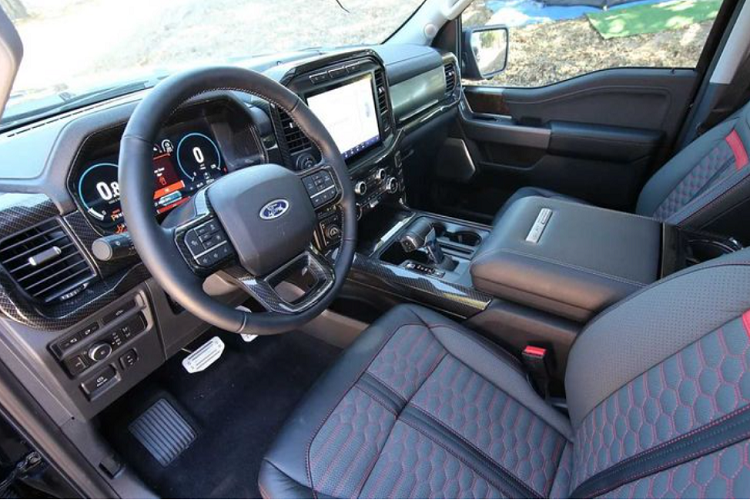 Ngoài ra, Shelby F-150 Super Snake 2021 còn được trang bị ống xả Borla giúp tạo ra âm thanh uy lực hơn, hệ thống treo nâng cao, các tay đòn mới và bổ sung thanh kéo, thanh giằng ổn định cho phía sau.