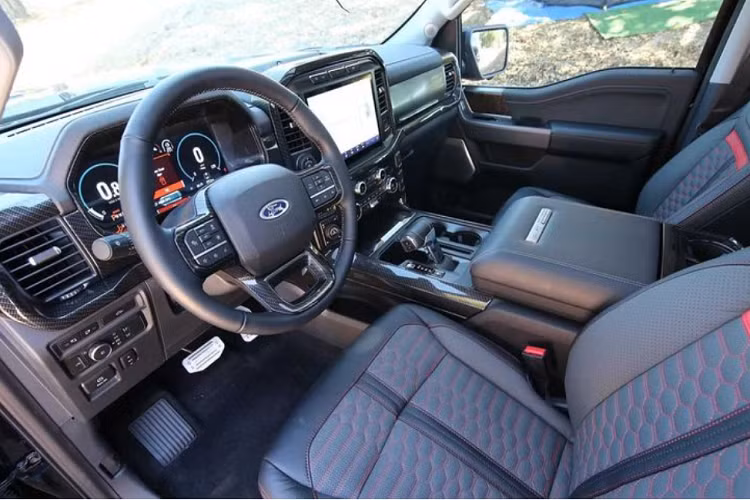 Ngoài ra, Shelby F-150 Super Snake 2021 còn được trang bị ống xả Borla giúp tạo ra âm thanh uy lực hơn, hệ thống treo nâng cao, các tay đòn mới và bổ sung thanh kéo, thanh giằng ổn định cho phía sau.