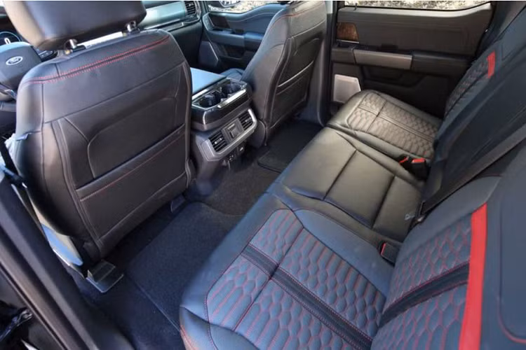 Ở bản 2 cửa, hệ thống treo được hạ thấp, hệ thống phanh nâng cấp và xe được trang bị la-zăng 22 inch kèm theo lốp đường phố hiệu suất cao. Rõ ràng, Shelby F-150 Super Snake 2 cửa không phải một chiếc bán tải dùng để chạy địa hình.