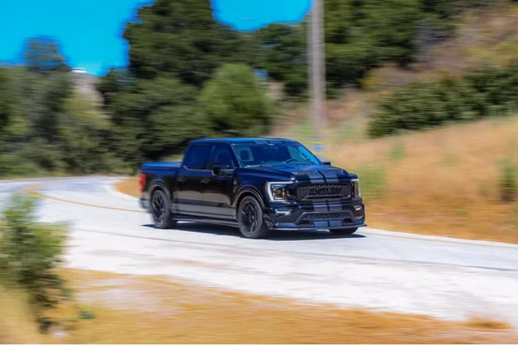 Ở bên trong, chiếc bán tải gây ấn tượng với nội thất bọc da tông kép, logo Shelby xuất hiện khá nhiều, cửa sổ cách nhiệt, bộ bàn đạp đặc biệt và thảm sàn mùa hè. Chỉ có 600 chiếc Shelby F-150 Super Snake 2021 được chế tạo nên mỗi chiếc cũng sẽ đi kèm một tấm bảng có đánh số hiệu xuất xưởng.