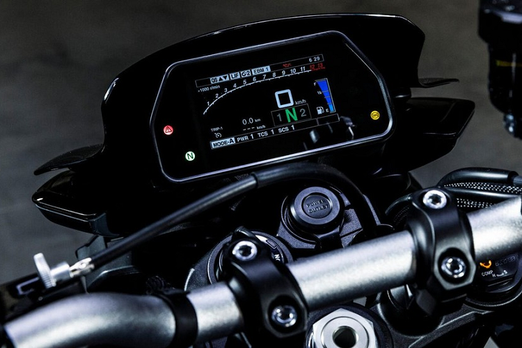 Bên cạnh đổi mới về ngoại hình, sức mạnh của Yamaha MT-10 cũng có sự thay đổi lớn. Mặc dù vẫn trang bị khối động cơ CP4 mạnh mẽ với thiết lập 4 xylanh crossplane, dung tích 998cc, nhưng động cơ này của MT-10 đã được hiệu chỉnh nhằm đáp ứng chuẩn khí thải Euro 5, đồng thời được tăng công suất từ 158 lên 164 mã lực tại tua máy 11.500 vòng/phút; mômen xoắn tăng từ 111 lên 112 Nm tại tua máy 9.000 vòng/phút.