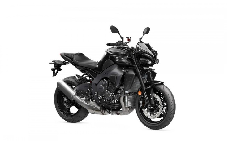 Dàn chân của xe gồm hệ thống treo KYB, phanh đĩa cùng củ phanh Brembo, vành đúc 17 inch đi kèm bộ lốp Bridgestone Battlax Hypersport S22.