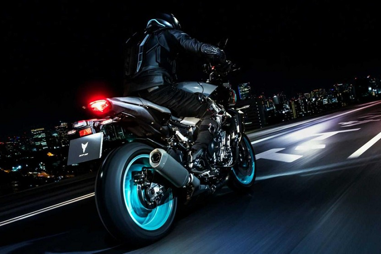 Tại Châu Âu, giá xe Yamaha MT-10 2022 sẽ được công bố chính thức vào tháng 2/2022 với 3 tuỳ chọn màu là Xám Xanh (Cyan Storm), Xanh Đen (Icon Blue), và Đen (Tech Black).