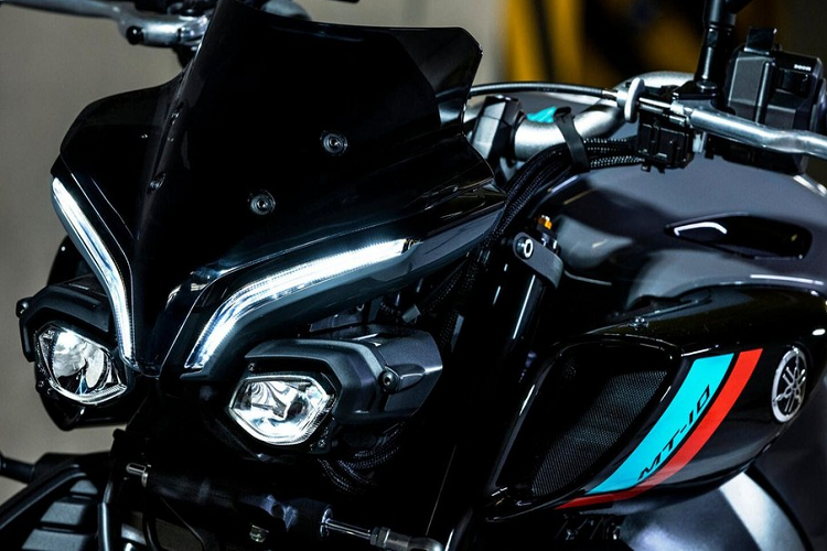 Bình xăng của xe cũng có các thay đổi tương tự nhằm làm nổi bật vẻ mạnh mẽ của xe. Một thay đổi đáng chú ý nữa chính là thiết kế đèn hậu với kích thước lớn hơn, mặt đèn phanh có tạo hình chữ T mô phỏng lại logo dòng MT-Series rất đẹp mắt.