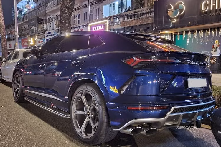 Chưa hết, Lamborghini Urus cũng sở hữu một hệ dẫn động bốn bánh hoàn toàn mới. Hệ dẫn động bốn bánh toàn thời gian của Urus có tích hợp vi sai trung tâm hạn chế trượt (LSD) và vi sai cầu sau có khả năng điều hướng mô-men xoắn riêng biệt cho bánh sau bên trái và bên phải. Ở trạng thái bình thường, tỷ lệ phân phối mô-men xoắn là 40/60 trước/sau nhưng trong một số tình huống vận hành nhất định, mô men xoắn có thể chia tối đa 70% cho bánh trước hoặc tối đa 87% cho bánh sau.