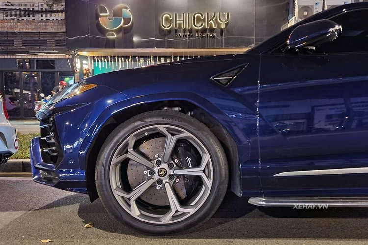 Khả năng phanh của Urus cũng ấn tượng không kém: xe chỉ cần 33,7 mét để giảm tốc từ 100 km/h về vị trí đứng yên (với lốp Pirelli P Zero được phát triển riêng cho Urus). Để đạt được điều đó, Lamborghini Urus sở hữu bộ phanh gốm các-bon “khủng” nhất từ trước đến nay với cấu hình: đĩa phanh trước kích thước 440 mm, cùm phanh 10 xy-lanh thủy lực, đĩa phanh sau 370 mm x 30 mm, cùm phanh 6 xy-lanh thủy lực.