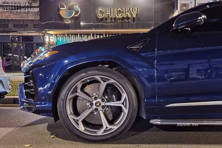 Khả năng phanh của Urus cũng ấn tượng không kém: xe chỉ cần 33,7 mét để giảm tốc từ 100 km/h về vị trí đứng yên (với lốp Pirelli P Zero được phát triển riêng cho Urus). Để đạt được điều đó, Lamborghini Urus sở hữu bộ phanh gốm các-bon “khủng” nhất từ trước đến nay với cấu hình: đĩa phanh trước kích thước 440 mm, cùm phanh 10 xy-lanh thủy lực, đĩa phanh sau 370 mm x 30 mm, cùm phanh 6 xy-lanh thủy lực.