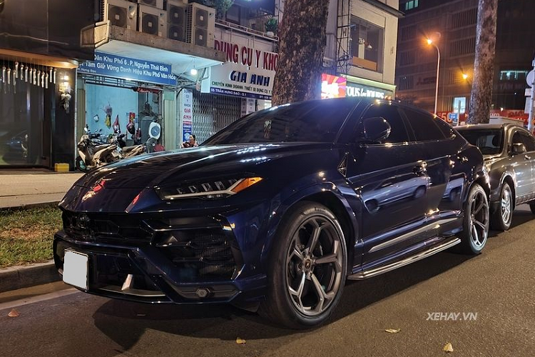Bên cạnh ngoại hình ấn tượng, Lamborghini Urus còn gây chú ý vì là mẫu SUV nhanh nhất thế giới với trang bị động cơ xăng Biturbo V8 4.0L, cho ra công suất 641 mã lực và 850Nm mô-men xoắn cực đại, cho phép siêu SUV chỉ mất 3,6 giây để tăng tốc từ 0 - 100 km/h, 0-200 km/h trong 12,8 giây và đạt tốc độ tối đa 305 km/h, hơn Bentley Bentayga đúng 4 km/h.