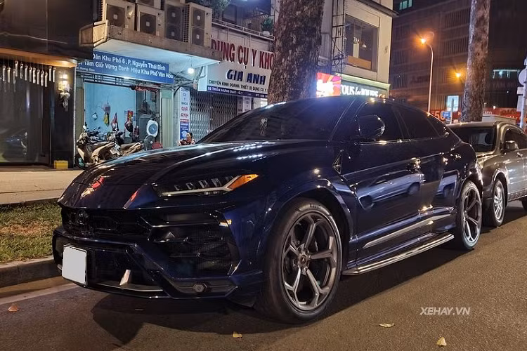 Bên cạnh ngoại hình ấn tượng, Lamborghini Urus còn gây chú ý vì là mẫu SUV nhanh nhất thế giới với trang bị động cơ xăng Biturbo V8 4.0L, cho ra công suất 641 mã lực và 850Nm mô-men xoắn cực đại, cho phép siêu SUV chỉ mất 3,6 giây để tăng tốc từ 0 - 100 km/h, 0-200 km/h trong 12,8 giây và đạt tốc độ tối đa 305 km/h, hơn Bentley Bentayga đúng 4 km/h.