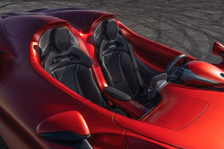 Siêu phẩm McLaren Elva mới về dải đất hình chữ S chắc chắn thuộc diện tạm nhập tái xuất, trên toàn thế giới chỉ có 149 chiếc xe Elva được sản xuất, con số này ban đầu là 399 và 299 xe. Nhưng sau đó, hãng xe Anh quốc đã điều chỉnh xuống cón 149 chiếc.