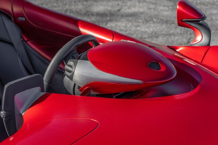 Để mua được dòng siêu xe triệu đô như McLaren Elva, các đại gia Việt sẽ gặp khá nhiều khó khăn trong việc đăng kiểm dù cho hãng xe Anh quốc sẽ bán ra phiên bản Elva có kính chắn gió phía trước vào cuối năm nay. Ngoài ra, mức giá xe McLaren Elva bản không có kính lái tại nước ngoài đã trên 46,6 tỷ đồng, nên dự đoán khi về Việt Nam nó không dưới 100 tỷ đồng.