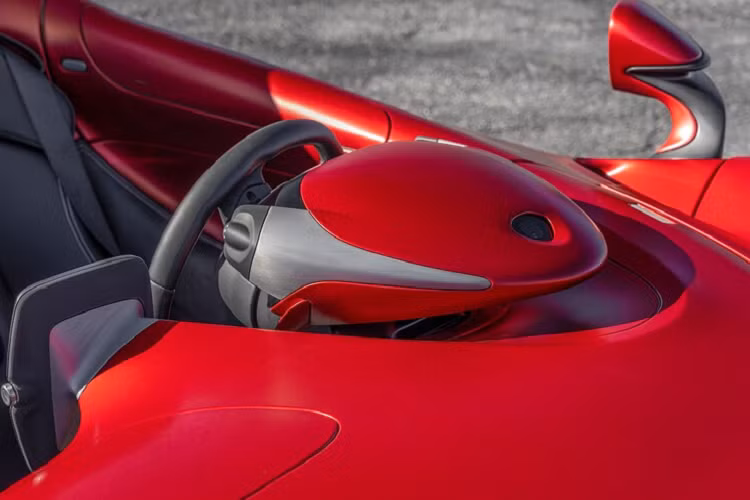 Để mua được dòng siêu xe triệu đô như McLaren Elva, các đại gia Việt sẽ gặp khá nhiều khó khăn trong việc đăng kiểm dù cho hãng xe Anh quốc sẽ bán ra phiên bản Elva có kính chắn gió phía trước vào cuối năm nay. Ngoài ra, mức giá xe McLaren Elva bản không có kính lái tại nước ngoài đã trên 46,6 tỷ đồng, nên dự đoán khi về Việt Nam nó không dưới 100 tỷ đồng.