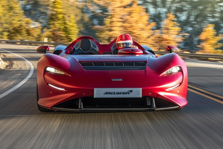 Vào tối hôm qua, ngày 26/9/2021, giới mê xe cả nước đã xôn xao trước video cũng như hình ảnh về chiếc xe chuyên dụng chở theo một mẫu xe bí ẩn - có thể là chiếc McLaren Elva không mui khi dừng chân tại trung tâm Hà Nội nhưng sau đó lại được đưa về 1 xưởng dịch vụ của đại lý xe Rolls-Royce và dừng chân tại đây.