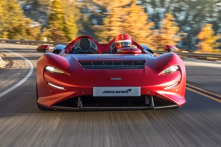 Vào tối hôm qua, ngày 26/9/2021, giới mê xe cả nước đã xôn xao trước video cũng như hình ảnh về chiếc xe chuyên dụng chở theo một mẫu xe bí ẩn - có thể là chiếc McLaren Elva không mui khi dừng chân tại trung tâm Hà Nội nhưng sau đó lại được đưa về 1 xưởng dịch vụ của đại lý xe Rolls-Royce và dừng chân tại đây.