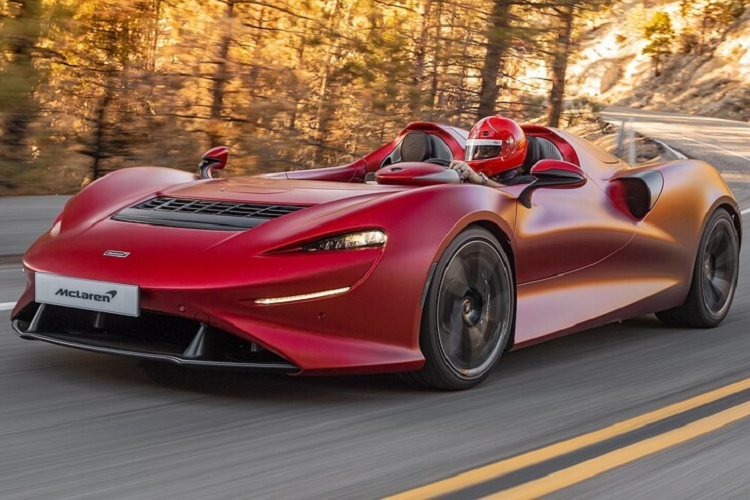 Việc lái 1 siêu xe không có kính chắn gió phía trước như McLaren Elva không được 1 số quốc gia chấp nhận. Ở một số thị trường, việc bán xe Elva không có kính chắn gió là một rào cản về pháp lý nên hãng xe Anh quốc đã nhanh chóng cho ra mắt bản có kính lái.