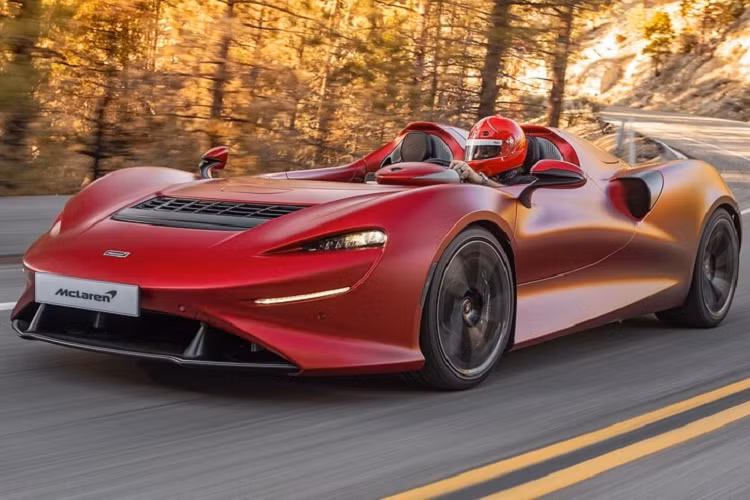 Việc lái 1 siêu xe không có kính chắn gió phía trước như McLaren Elva không được 1 số quốc gia chấp nhận. Ở một số thị trường, việc bán xe Elva không có kính chắn gió là một rào cản về pháp lý nên hãng xe Anh quốc đã nhanh chóng cho ra mắt bản có kính lái.