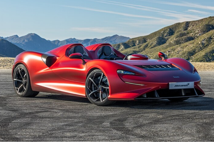 Không quá khó để nhiều người nhận ra chiếc xe được phủ bạt chính là siêu phẩm Elva của hãng xe Anh quốc McLaren. Nhiều người khá tò mò vì dòng siêu xe McLaren Elva không được trang bị kính chắn gió phía trước/sau, cửa số và mui xe nên không thể đăng kiểm cũng như đăng ký biển số tại Việt Nam nên việc mang xe về là một bất ngờ lớn.