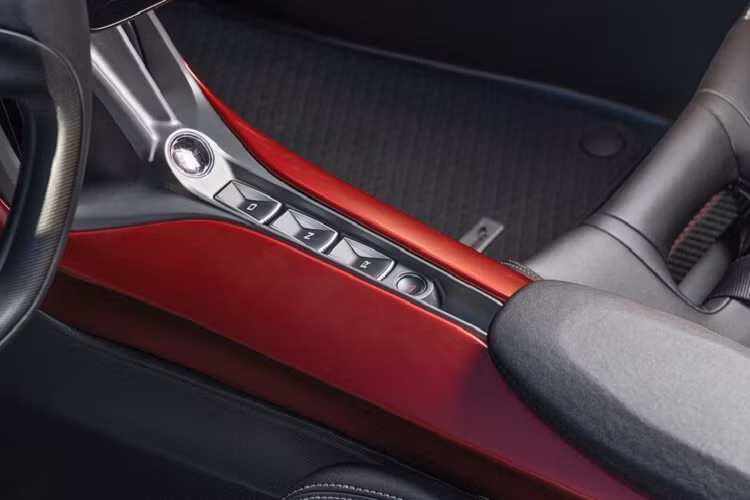 Trong khi đó, chiếc xe McLaren Elva đầu tiên có mặt tại Việt Nam để trưng bày được đồn đoán không có trang bị động cơ, đây là 1 trong số ít xe Elva trưng bày được mang đi khắp thế giới nhưng hiện không rõ màu sơn của xe là xanh nhám hay là Gulf Theme MSO.