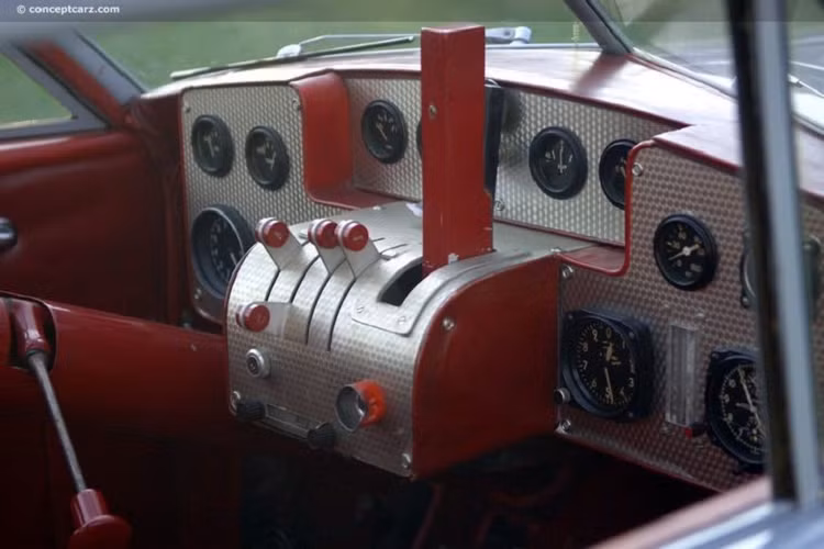 Cụ thể hơn, nguyên mẫu trong ảnh ở đây là chiếc xe duy nhất từng được thiết kế và chế tạo bởi Tasco, The American Sports Car Company. Vì mẫu xe đầu tiên không nhận phản hồi không như mong muốn, Tasco không bao giờ làm thêm một mẫu xe nào nữa. Chuyện này nghe có vẻ thật đáng tiếc, nhưng nó giúp mang lại cho nguyên mẫu Tasco 1948 một bản sắc rất riêng khi so sánh với những mẫu concept khác.