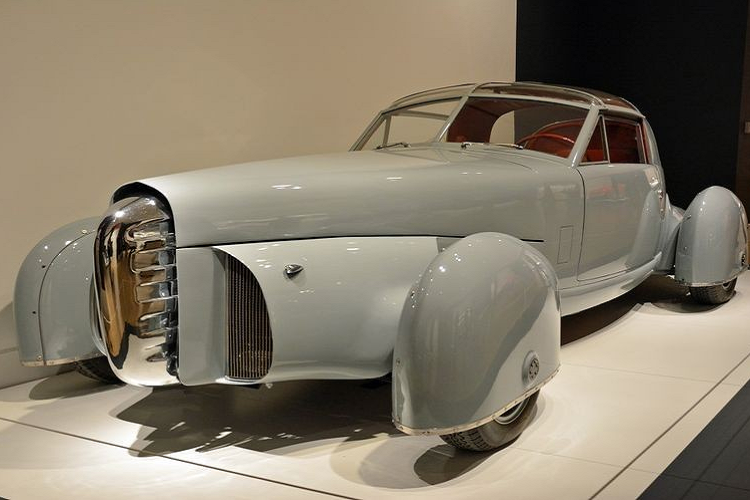 Trong thế giới ôtô, không ít mẫu xe concept độc đáo đã để lại một ấn tượng khó quên, nhưng càng làm mọi người tiếc nuối khi không thể được sản xuất đại trà. Một ví dụ hoàn hảo cho chuyện này là nguyên mẫu Tasco Prototype đời 1948. Dù là ấn tượng xấu hay tốt, hầu hết mọi người mê xe dày dạn đều sẽ có một vài ý kiến về mẫu xe có một không hai này. Nhưng chính xác thì điều gì đã làm cho Tasco 1948 trở nên độc đáo so với các mẫu xe concept khác? Hay tại sao thiết kế của nó lại gây tranh cãi?