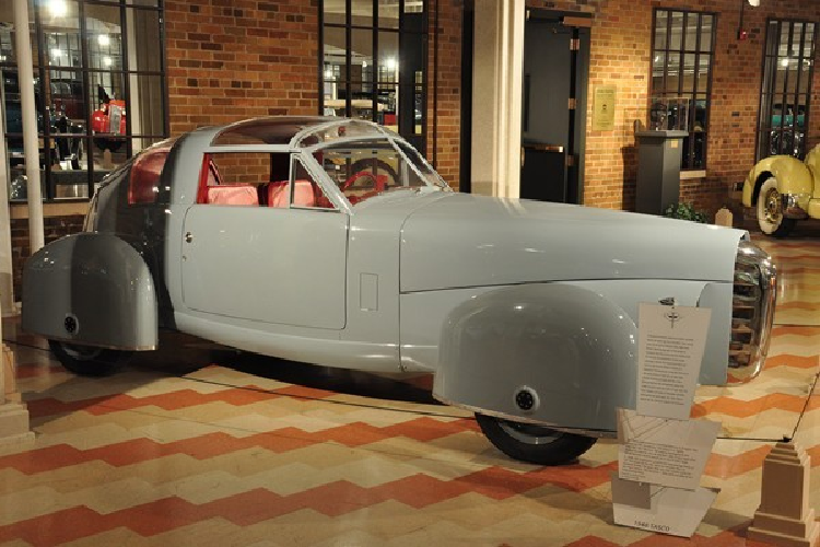 Một đặc điểm nổi bật khác của nguyên mẫu Tasco 1948 tất nhiên là thiết kế của nó. Như chúng ta có thể thấy trong ảnh, diện mạo của xe chắc chắn là điều khiến ai cũng phải ngoái đầu, dù là 70 năm trước hay thậm chí hiện đại. Nguyên nhân là vì một trong những nguồn cảm hứng chính cho thiết kế của xe là đến từ máy bay của thời đại đó. Trong khi các nhà thiết kế của Tasco cũng lấy cảm hứng từ những mẫu xe thể thao châu Âu, ta cũng có thể thấy sự ảnh hưởng từ thiết kế và cấu tạo máy bay trên nhiều vị trí, ví dụ như bảng đồng hồ và cụm điều khiển trung tâm.