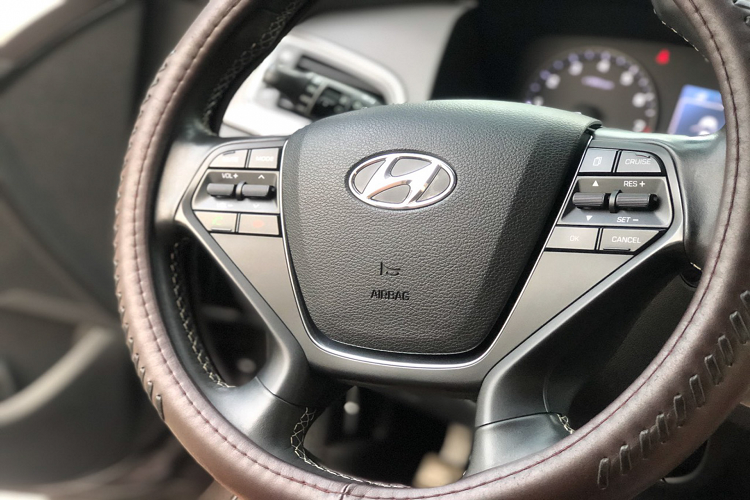 Thế hệ thứ 7 sau đó đã không thành công như mong đợi, tại thời điểm được Hyundai Thành Công ra mắt hồi năm 2014, Hyundai Sonata 2.0 nhập chính hãng có giá bán lên đến 1,06 tỷ đồng, đây là một mức giá khá cao, khiến Sonata khó cạnh tranh được với các đối thủ Nhật như: Toyota Camry hay Mazda6.