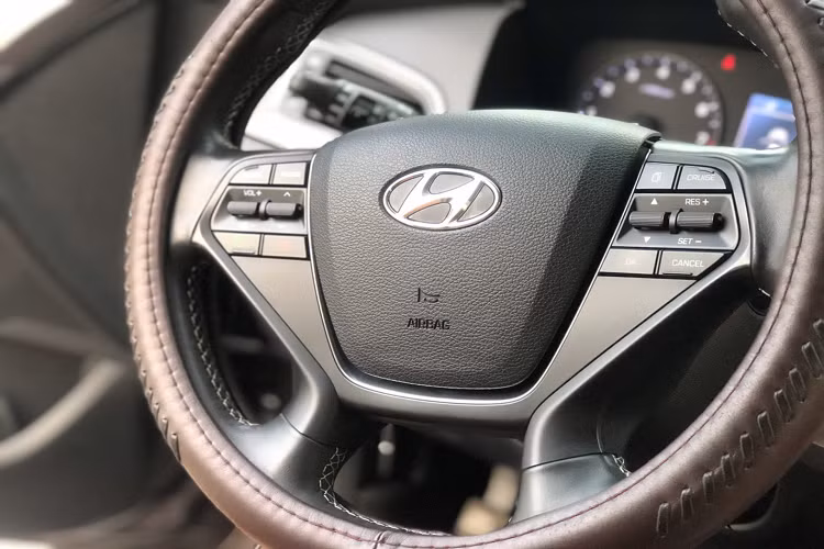 Thế hệ thứ 7 sau đó đã không thành công như mong đợi, tại thời điểm được Hyundai Thành Công ra mắt hồi năm 2014, Hyundai Sonata 2.0 nhập chính hãng có giá bán lên đến 1,06 tỷ đồng, đây là một mức giá khá cao, khiến Sonata khó cạnh tranh được với các đối thủ Nhật như: Toyota Camry hay Mazda6.