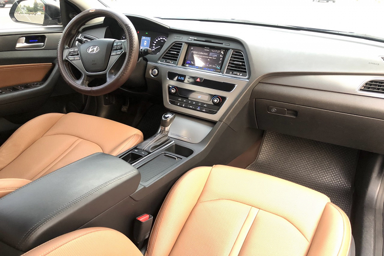 Nội thất Sonata 2014 tất cả ghế ngồi bọc da màu Nâu mang phong cách sang trọng, trầm tính. Đi kèm với nhiều “đồ chơi” tương tự xe nhập chính hãng như: hàng ghế trước chỉnh điện, cửa sổ một chạm, cửa sổ trời toàn cảnh panorama, khởi động nút bấm, chìa khóa thông minh, đèn pha tự động, cảm biến gạt mưa, cảm biến hỗ trợ đỗ xe trước sau, camera lùi, hàng ghế sau có đèn đọc sách và hơn thế nữa. Nhìn chung, trang bị tiện nghi là một ưu điểm của Sonata nếu so với các mẫu xe Nhật cùng thời.