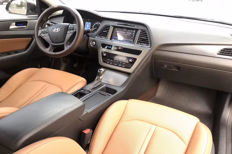 Nội thất Sonata 2014 tất cả ghế ngồi bọc da màu Nâu mang phong cách sang trọng, trầm tính. Đi kèm với nhiều “đồ chơi” tương tự xe nhập chính hãng như: hàng ghế trước chỉnh điện, cửa sổ một chạm, cửa sổ trời toàn cảnh panorama, khởi động nút bấm, chìa khóa thông minh, đèn pha tự động, cảm biến gạt mưa, cảm biến hỗ trợ đỗ xe trước sau, camera lùi, hàng ghế sau có đèn đọc sách và hơn thế nữa. Nhìn chung, trang bị tiện nghi là một ưu điểm của Sonata nếu so với các mẫu xe Nhật cùng thời.