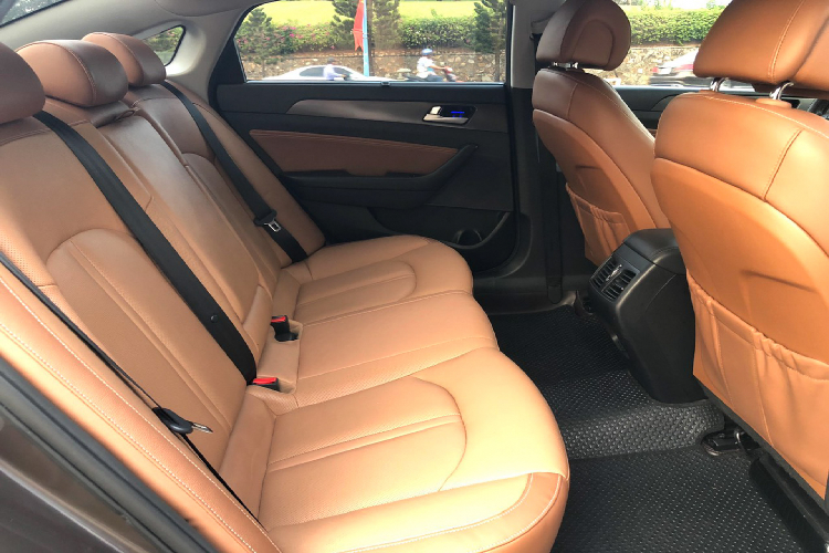 Các trang bị an toàn trên Hyundai Sonata 2014 bao gồm: Hệ thống 6 túi khí, phanh ABS, phân phối lực phanh điện tử EBD, hệ thống cân bằng điện tử ESP, kiểm soát độ bám đường TCS… So với thế hệ thứ 6 từng được phân phối tại Việt Nam – Sonata đời 2010 mang phong cách thiết kế mềm mại theo ngôn ngữ “Điêu khắc dòng chảy” vốn đã chiếm được nhiều cảm tình của khách hàng Việt.