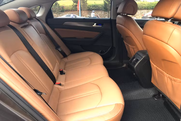 Các trang bị an toàn trên Hyundai Sonata 2014 bao gồm: Hệ thống 6 túi khí, phanh ABS, phân phối lực phanh điện tử EBD, hệ thống cân bằng điện tử ESP, kiểm soát độ bám đường TCS… So với thế hệ thứ 6 từng được phân phối tại Việt Nam – Sonata đời 2010 mang phong cách thiết kế mềm mại theo ngôn ngữ “Điêu khắc dòng chảy” vốn đã chiếm được nhiều cảm tình của khách hàng Việt.